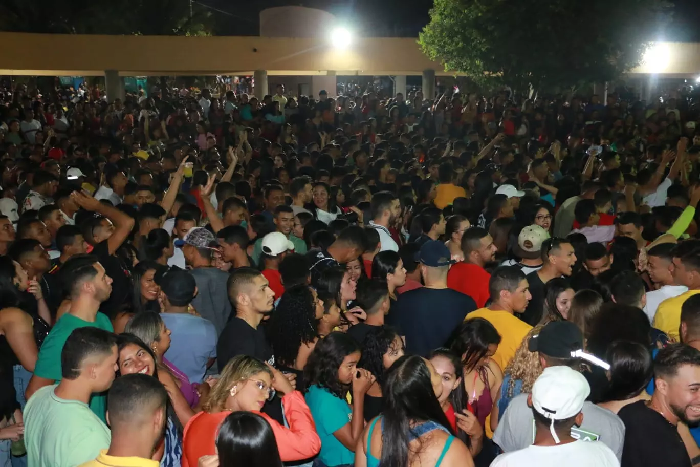 Show de Márcia Felipe leva multidão ao Parque Beira-Rio em União